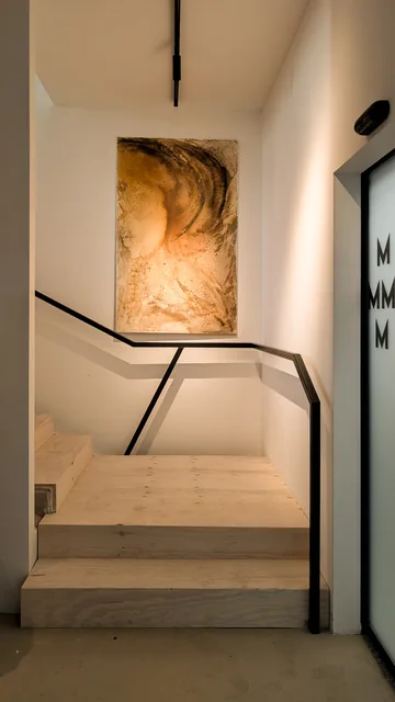 Treppenaufgang mit Kunstwerk