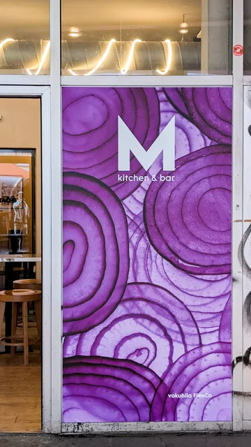Detail mit violettem Mullet-Motiv