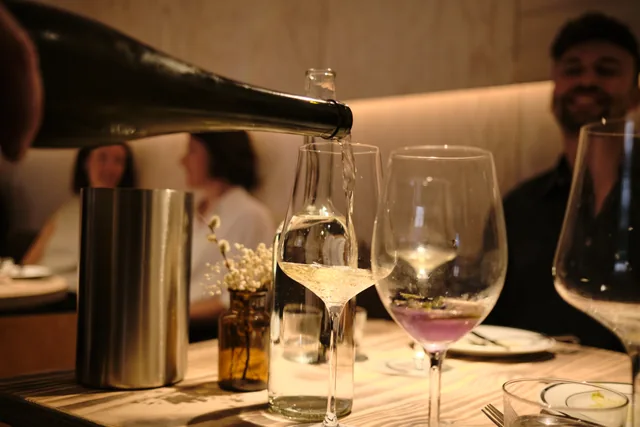 Wein am gemeinsamen Tisch
